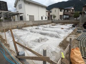 防湿シートを敷いた基礎工事の現場