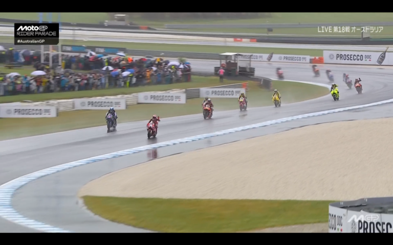 雨の中、ライダーパレードを走るライダーたち(オーストラリアGP)