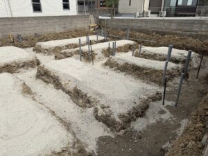 根切りが終わり砕石を敷いた基礎工事の現場