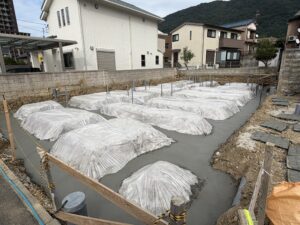捨てコンクリートを打設した基礎工事の現場